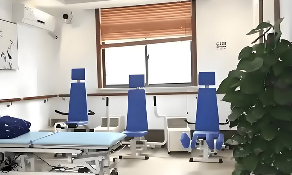 深圳入户的费用_冯骥荐电影南京照相馆：没有抒情只有血的事实 冯骥荐电影包含老人失能护理